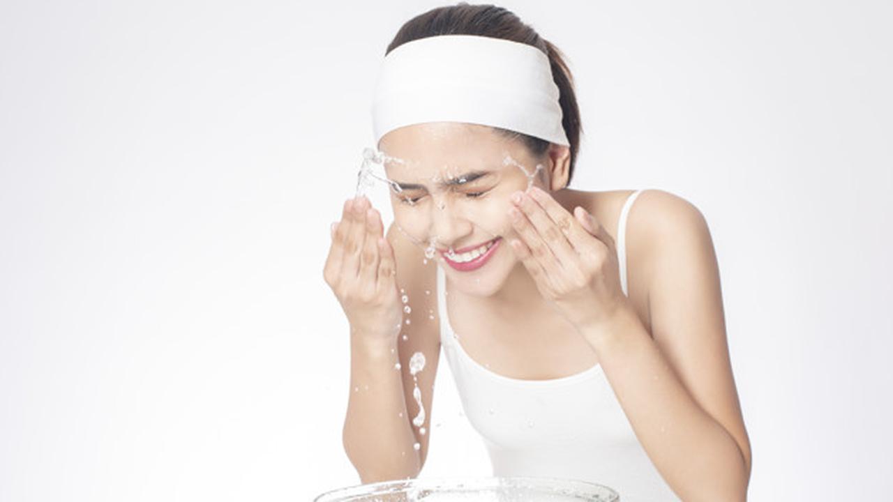 Gambar Ilustrasi Wanita Mencuci Muka