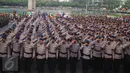 Ratusan personil pengamanan melakukan apel di Bundaran HI, Jakarta, Minggu (1/5). Sebanyak 8.153 petugas dari Polri, TNI, Satpol PP, dan Dinas Perhubungan dikerahkan untuk mengamankan peringatan May Day 2016. (Liputan6.com/Angga Yuniar)