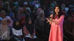 Presenter Liputan6 SCTV, Tina Talisa berbagi tips menjadi presenter atau news anchor yang menarik kepada para peserta hari kedua EMTEK Goes To Campus (EGTC) 2017 yang digelar di Universitas Negeri Semarang, Kamis, (6/4). (Liputan6.com/Yoppy Renato)