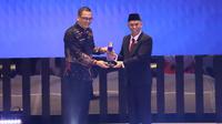 Kepala Dinas Komunikasi dan Informatika (Kominfo) Kalimantan Timur, Muhammad Faisal saat menerima penghargaan dalam ajang Malam Anugerah Keterbukaan Informasi Publik Tahun 2024.