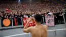 Bek Trent Alexander-Arnold mengambil foto para pendukung Liverpool saat merayakan lolos ke final Liga Champions di Stadion Olimpiade di Roma (2/5). Liverpool melaju ke final usai menang agregat 7-6 atas Roma. (AP Photo/Alessandra Tarantino)