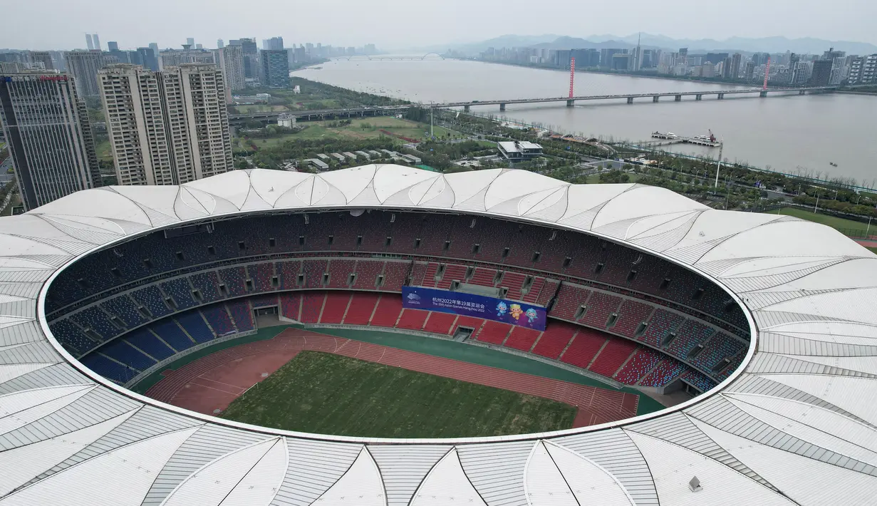 Foto udara pada 1 April 2022 menunjukkan Stadion Pusat Olahraga Olimpiade Hangzhou, stadion utama Asian Games ke-19, di Hangzhou di provinsi Zhejiang timur China. Asian Games ke-19 Hangzhou 2022 rencananya digelar pada 10-25 September 2022. (STR / AFP)