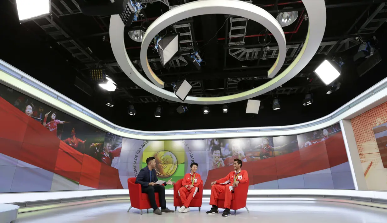 Peraih medali emas bulutangkis Olimpiade Rio 2016, Liliyana Natsir dan Tontowi Ahmad (kanan), saat hadir dalam acara Liputan 6 SCTV di Studio SCTV, SCTV Tower, Jakarta, Kamis (25/8/2016). (Bola.com/Arief Bagus)