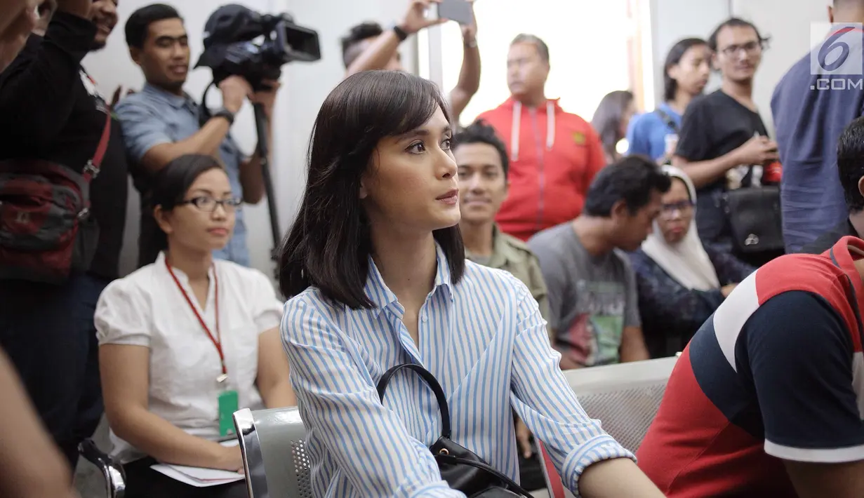 Istri aktor Fachri Albar, Renata Kusmanto menghadiri sidang lanjutan sang suami di PN Jakarta Selatan, Kamis (24/5). Fachri menjalani sidang terkait narkoba. (Liputan6.com/Faizal Fanani)