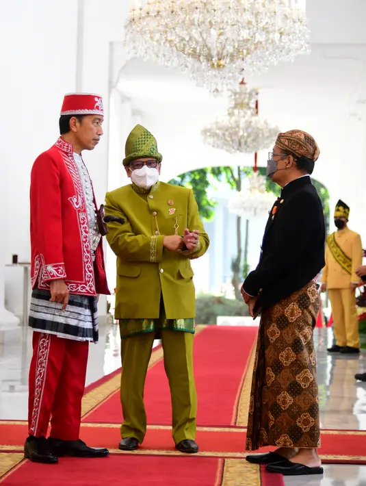 Presiden Joko Widodo (kiri) dan Sekretaris Kabinet, Pramono Anung menjelang Upacara Peringatan Detik-Detik Proklamasi Kemerdekaan ke-77 Republik Indonesia di Istana Merdeka, Jakarta, Rabu (17/8/2022). HUT ke-77 RI tersebut mengangkat tema Pulih Lebih Cepat, Bangkit Lebih Kuat. (Foto: Muchlis Jr - Biro Pers Sekretariat Presiden)