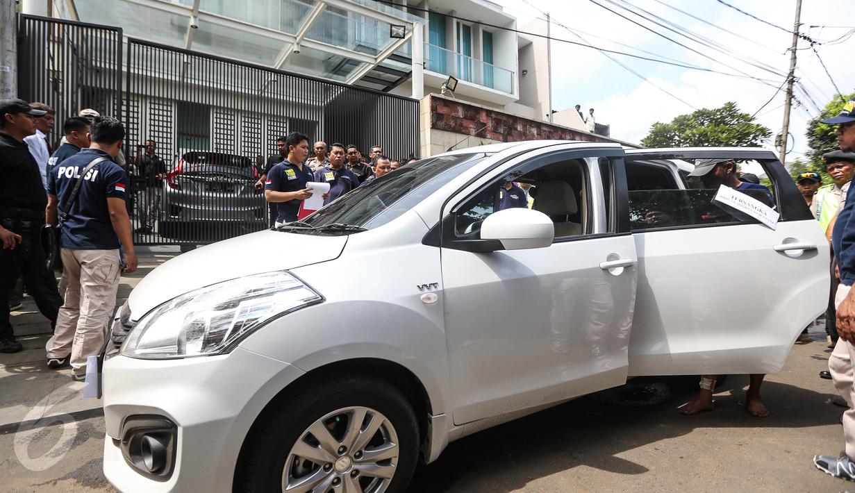 Mobil yang dipakai para tersangka dalam aksi perampokan dan pembunuhan di perumahan Pulomas, Jakarta Timur, Jumat (6/1). Polres Metro Jakarta Timur menggelar prarekonstruksi perampokan dan pembunuhan di rumah mewah tersebut. (Liputan6.com/Faizal Fanani)
