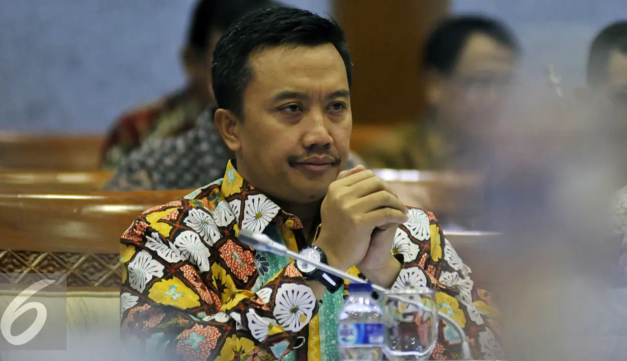 Menteri Pemuda dan Olahraga Imam Nahrawi saat mengikuti rapat kerja dengan Komisi X DPR di Kompleks Parlemen, Jakarta, Rabu (2/3). Rapat membahas Pemaparan perkembangan persiapan Asian Games XVIII Tahun 2018. (Liputan6.com/Johan Tallo)