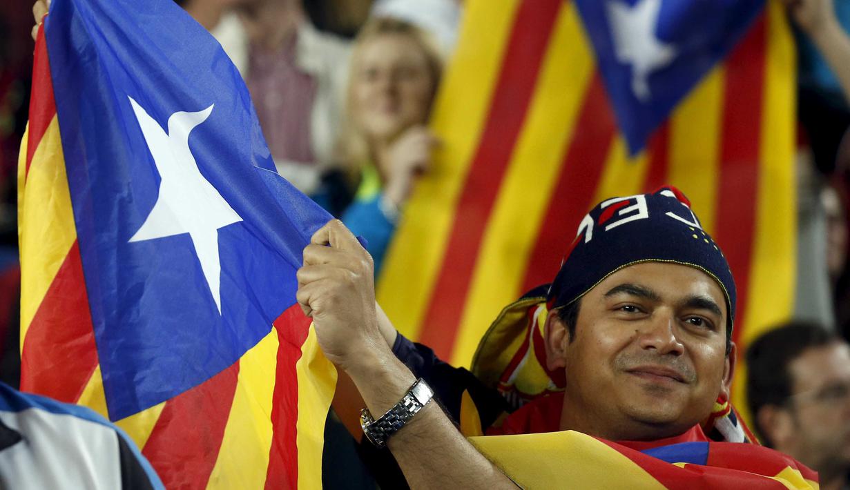 Seorang pria memegang bendera "Estelada" (bendera separatis Catalan) sebelum laga Liga Champions grup E antara Barcelona dan Bate Borisov di Stadion Camp Nou, Barcelona, Spain, Rabu (4/11/2015). (REUTERS/Albert Gea)