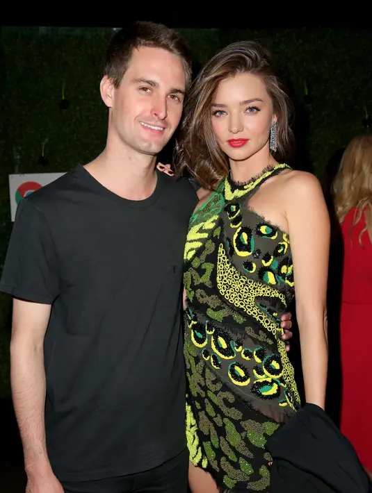 Tak butuh waktu lama untuk membina hubungan asmara, Miranda Kerr dan Evan Spiegel segera melangkahkan hubungan ke jenjang pelaminan. (AFP/Bintang.com)