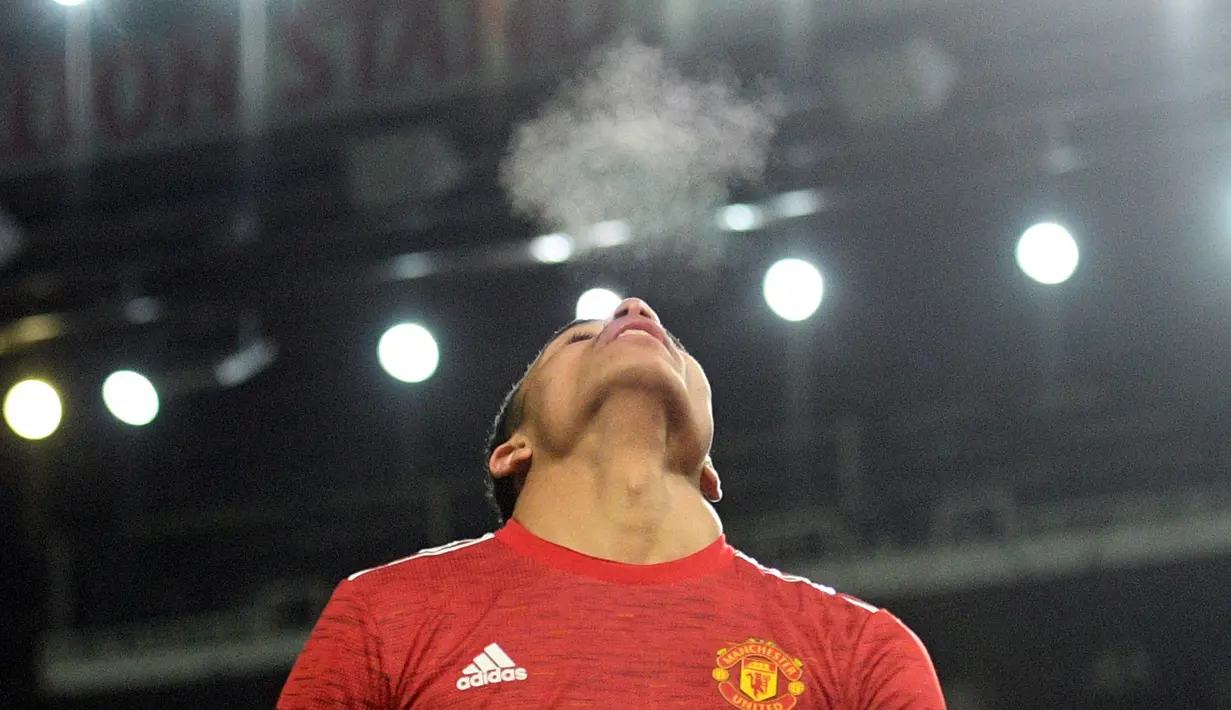 Penyerang Manchester United, Mason Greenwood menghela nafas usai melakukan tendangan ke gawang Real Sociedad dalam pertandingan leg kedua Liga Europa, Kamis (25/2/2021). (Foto: AFP/Oli Scarff)