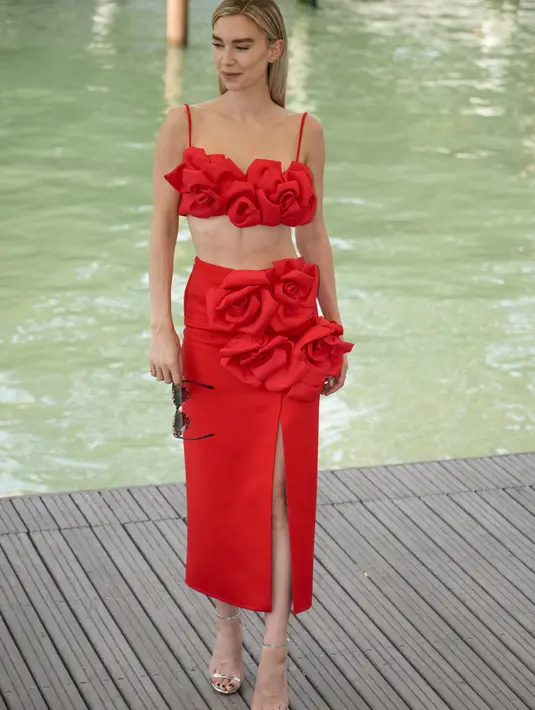 Vanessa Kirby saat tiba untuk konferensi pers film 'The Son' selama Venice Film Festival 2022 ke-79 di Venesia, Italia, Rabu, 7 September 2022. Tidak mengherankan bahwa Vanessa Kirby membuat kedatangan yang mengejutkan di acara tersebut. Ia mencuri perhatian dalam ansambel Valentino Couture merah di sesi pemotretan untuk filmnya The Son. (AP Photo/Domenico Stinellis)
