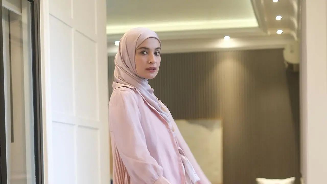 Model Baju Gamis Polos Terbaru untuk Lebaran 2024, Inspirasi Gaya Revalina S Temat hingga Shireen Sungkar