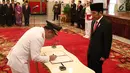 Plt Gubernur DKI Jakarta, Djarot Saiful Hidayat disaksikan Presiden Joko Widodo menandatangani dokumen pelantikan sebagai Gubernur definitif DKI Jakarta di Istana Negara, Jakarta, Kamis (15/6). (Liputan6.com/Angga Yuniar)