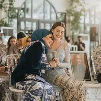 Reza Artamevia turut mengantarkan putrinya Aaliyah Massaid menerima lamaran Thariq Halilintar secara resmi pada Minggu (23/6/2014). [Foto: Instagram/morden.co]