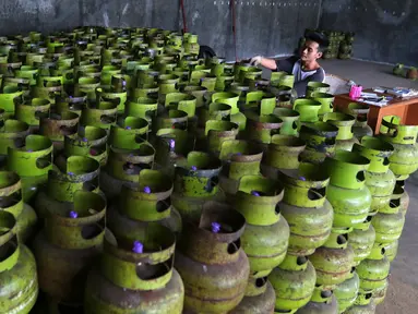 Pekerja merapikan tabung gas LPG 3 kg ke dalam truk, Jakarta, Kamis (30/6). Kementerian ESDM memastikan tidak akan menaikan harga gas LPG 3 kg. (Liputan6.com/Angga Yuniar)