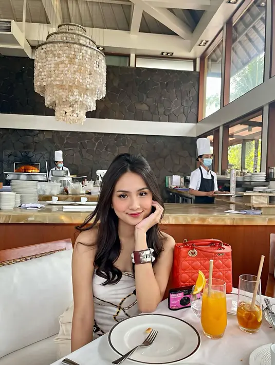 <p>Dalam kesehariannya, BTR Angie kerap membagikan potret kesibukannya dalam media sosial Instagram. Kerap tampil dengan busana kasual yang stylish, parasnya yang menawan ini pun kerap menuai banyak pujian dari netizen. Apalagi saat berpose dengan memegang pipi, banyak yang menyebut wanita kelahiran Jakarta ini semakin imut. (Liputan6.com/IG/@angiemstwn)</p>
