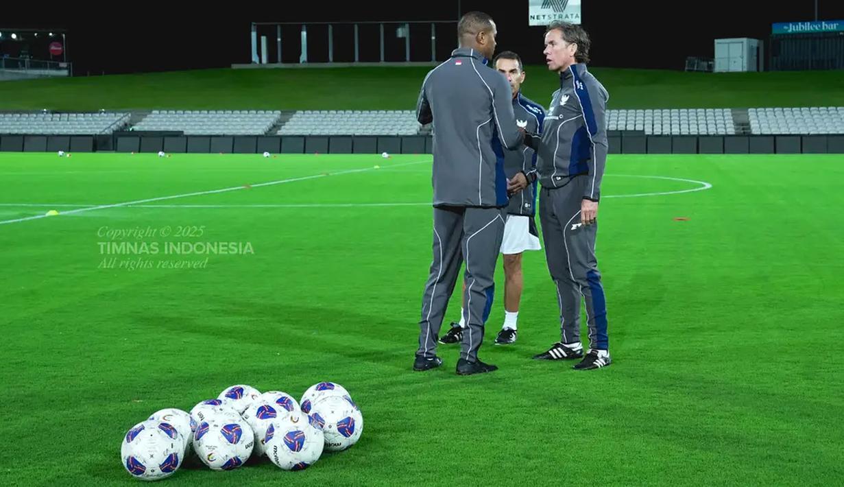 Pelatih kepala Timnas Indonesia, Patrick Kluivert berdiskusi dengan asisten pelatih Alex Pastoor (kanan) dan pelatih Timnas Indonesia U-23, Gerald Vanenburg dalam latihan perdana menjelang laga putaran ketiga Kualifikasi Piala Dunia 2026 melawan Australia di Stadion Netstrata Jubilee, Sydney, Selasa (18/03/2025) waktu setempat. (Dok. PSSI)