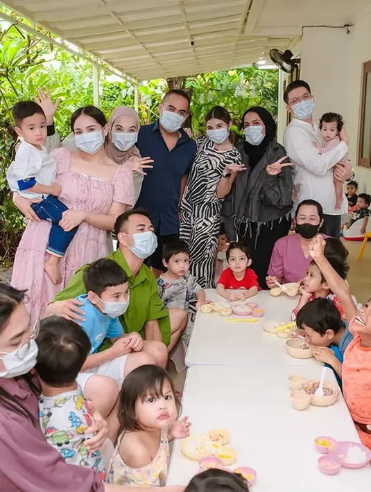 Di tengah kebahagiaannya, Zaskia juga menyempatkan diri untuk melakukan kegiatan sosial. Ia mengunjungi panti asuhan dan berbagi kebahagiaan dengan anak-anak di sana. Tak selalu bermewah-mewah, Zaskia merayakan ulang tahunnya dengan momen yang bermanfaat bagi orang lain. (Liputan6.com/IG/@zaskiasungkar15)