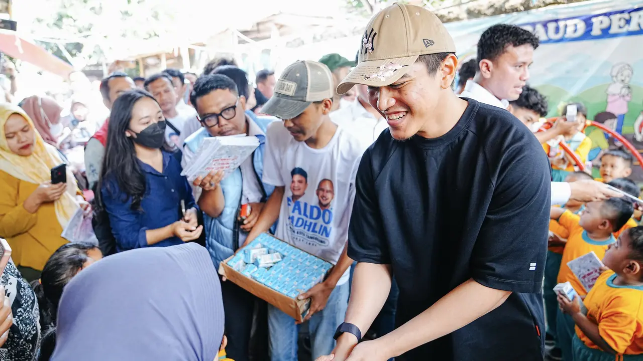 Ketua Umum DPP PSI Kaesang Pangarep menemani calon Wali Kota Tangerang Faldo Maldini blusukan di kawasan Karang Sari.