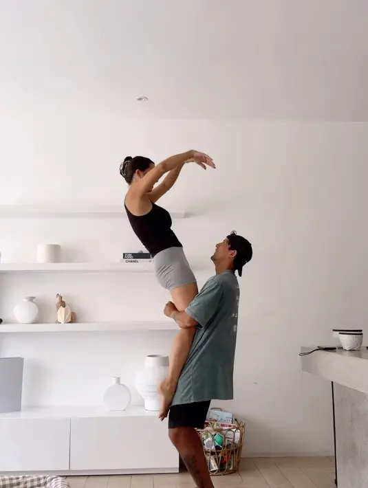 Perempuan empat orang anak itu kerap membagikan video tantangan yang diikuti. Pasangan yang selama ini kerap LDR Long Distance Relationship, atau hubungan jarak jauh begitu kompak mengikuti setiap tantangan yang dicoba. [Instagram/jenniferbachdim]