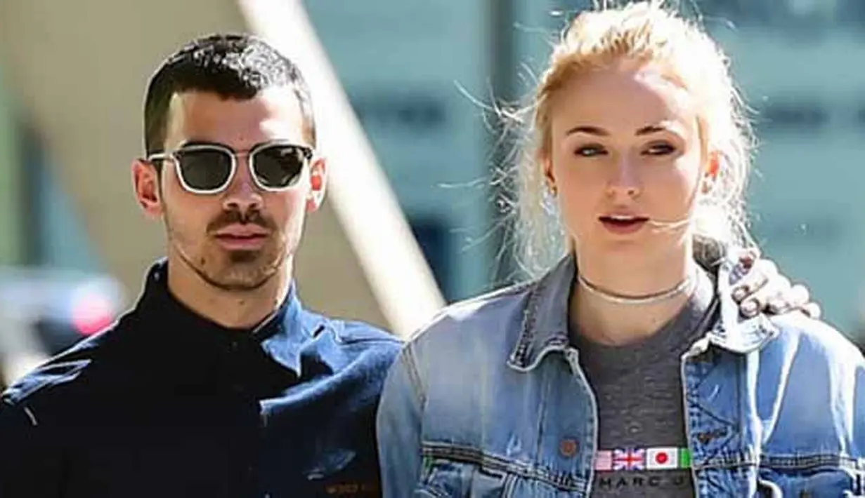 Pertunangan Sophie dan Joe diumumkan langsung oleh keduanya lewat akun Instagram mereka masing-masing. Pasangan ini mengunggah foto tangan Sophie yang memakai cincin berlian di jarinya. (doc. hollywoodlife.com