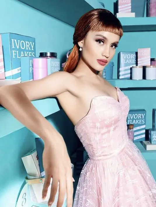 <p>Mengenakan dress pink off shoulder, cinta tampil seperti barbie doll terlihat dari sorot mata. Ditunjang dengan gaya rambut kecoklatan dengan poni depan pendeknya. @claurakiehl</p>