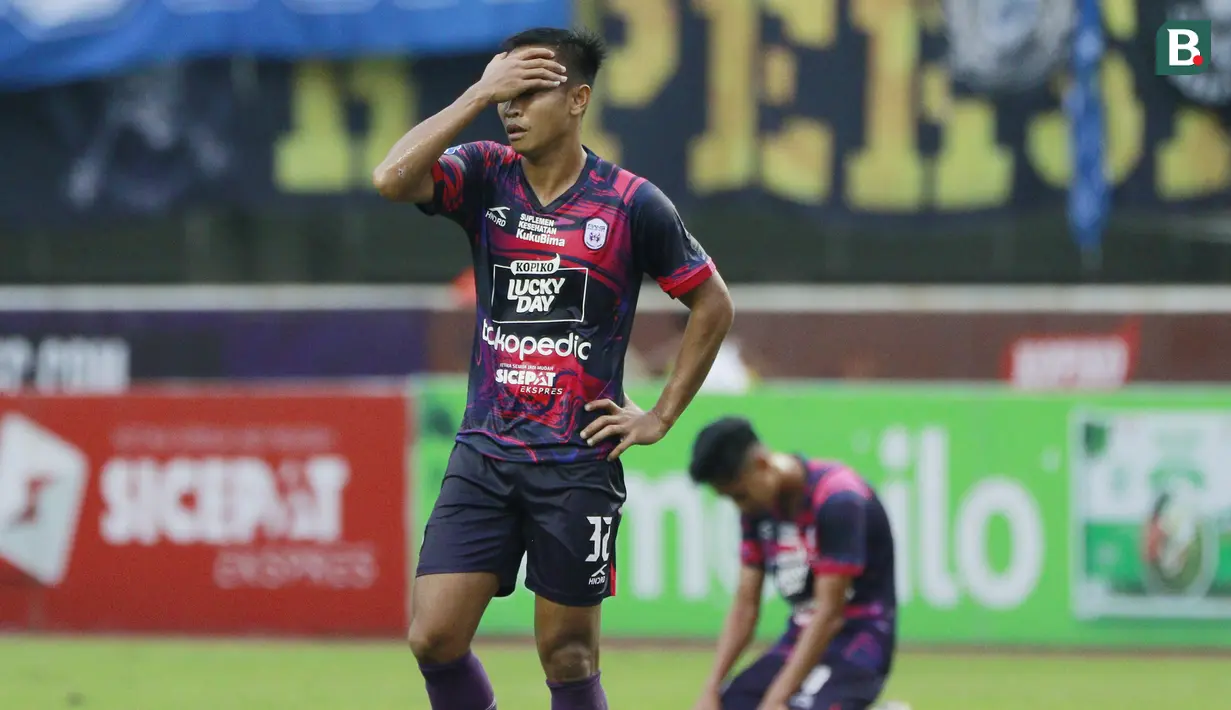 <p>Pemain RANS Nusantara FC, Muhammad Tahir tampak kecewa setelah ditaklukkan Persib Bandung pada laga pekan ke-25 BRI Liga 1 2022/2023 di Stadion Pakansari, Bogor, Minggu (19/2/2023). (Bola.com/M Iqbal Ichsan)</p>