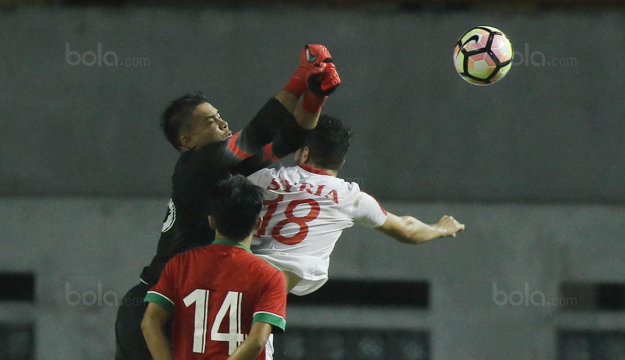 Kiper Indonesia, Andritany, meninju bola saat pertandingan melawan Suriah U-23 pada laga persahabatan di Stadion Wibawa Mukti, Cikarang, Sabtu (18/11/2017). Indonesia kalah 0-1 dari Suriah U-23. (Bola.com/ M Iqbal Ichsan)