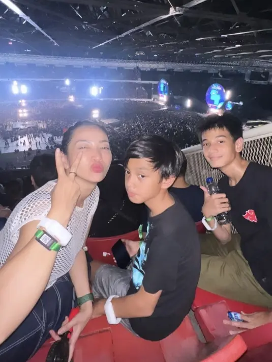 Hesti Purwadinata hadir dengan atasan putih berjaring, yang hadir bersama kedua buah hatinya yang kompak mengenakan kaos hitam. [@hestipurwadinata]