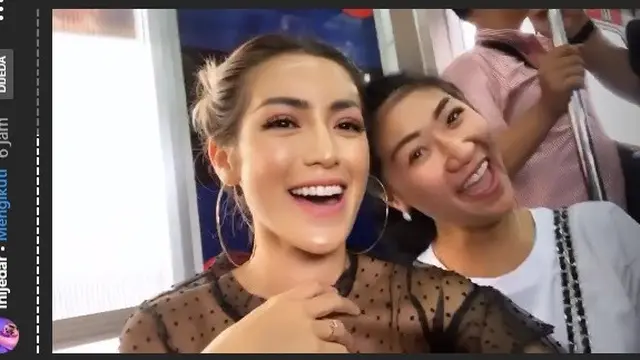7 Potret Nia Ramadhani dan Jessica Iskandar Naik KRL, Jadi Sorotan