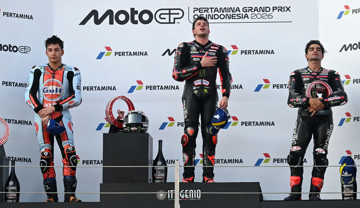 Pembalap Aprilia Racing asal Italia, Marco Bezzecchi (tengah), merayakan kemenangan di podium bersama runner-up Raul Fernandez dari Trackhouse MotoGP Team (kiri) dan Jorge Martin dari Aprilia Racing yang finis di posisi ketiga (kanan) setelah balapan MotoGP Indonesia di Sirkuit Internasional Mandalika, Mandalika, Minggu (11/10/2026). (SONNY TUMBELAKA/AFP)