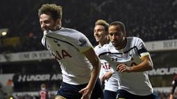 Debut di tim utama Tottenham Hotspur saat menang 1-0 dalam laga tandang fase grup Piala UEFA melawan NEC Breda pada 27 November 2008. Ia masuk menggantikan David Bentley di masa injury time babak kedua. (AFP/Ben Stansall)