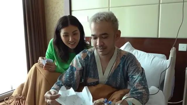 6 Momen Haru Sarwendah Rawat Ruben Onsu di Rumah Sakit, Peluk Hingga Menyisir Rambut