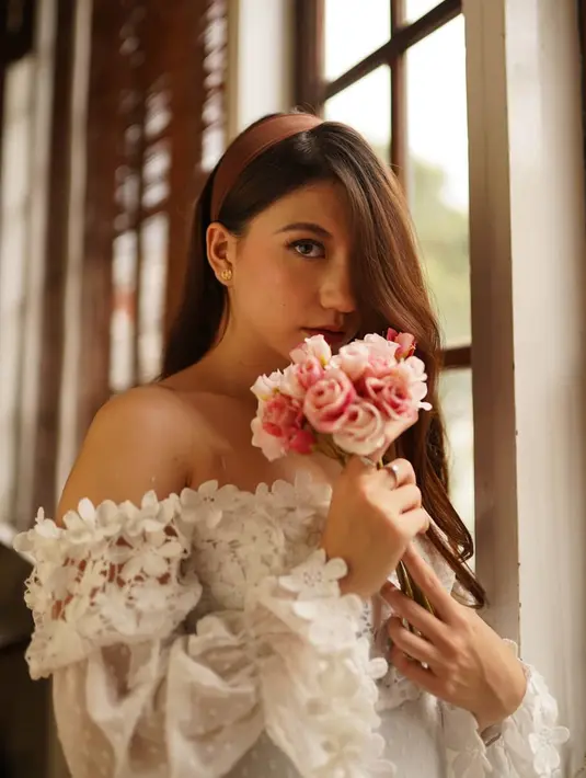 Cassandra Lee selalu tampil menawan dalam berbagi pemotretan. Baik dalam pemotretan busana kasual maupun dengan dress yang membuatnya tampil begitu feminim. (Liputan6.com/IG/@cassandraslee)