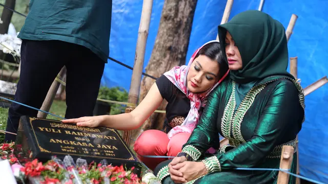 [Bintang] Keluarga Jupe di Makam