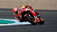 Pembalap Repsol Honda, Marc Marquez memacu motornya selama balapan MotoGP Spanyol 2018 di Sirkuit Jerez, Minggu (6/5). Marc Marquez, tampil impresif untuk menjuarai balapan MotoGP Jerez. (AP Photo/Miguel Morenatti)