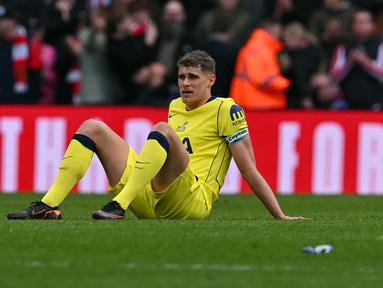 Tottenham harus menerima kekalahan 0-1 dari Sunderland setelah gol Nordi Mukiele pada menit ke-61 di Stadium of Light pada Minggu (12/4/2026) malam WIB. Hasil ini menjadi kekalahan ke-16 mereka musim ini di Premier League. (AFP/Andy Buchanan)