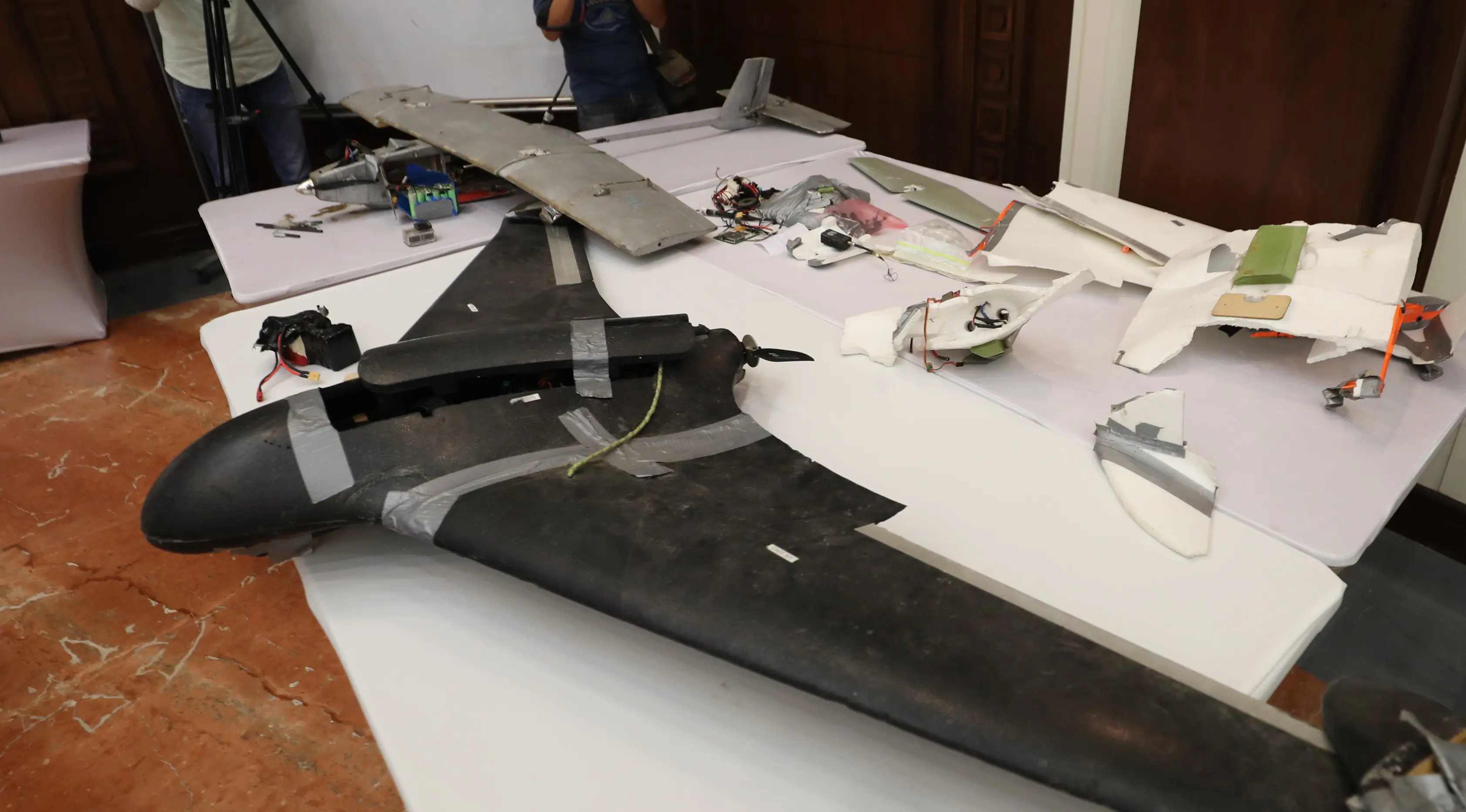 Sebuah pesawat tanpa awak (drone) Ababil buatan Iran milik pemberontak Houthi saat gelar rilis di Abu Dhabi, (19/6). Angkatan bersenjata koalisi Uni Emirat Arab dan militer Yaman menembak jatuh drone di wilayah Hodeidah. (AFP PHOTO / Karim Sahib)