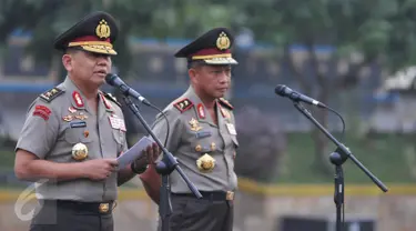 Irjen Unggung Cahyono (kiri) didampingi Irjen Tito Karnavian memberikan sambutan pada acara pisah sambut di Polda Metro, Jakarta, Jum'at (12/6/2015). Tito Karnavian menggantikan Unggung Cahyono sebagai Kapolda Metro Jaya. (Liputan6.com/Andrian M Tunay) 