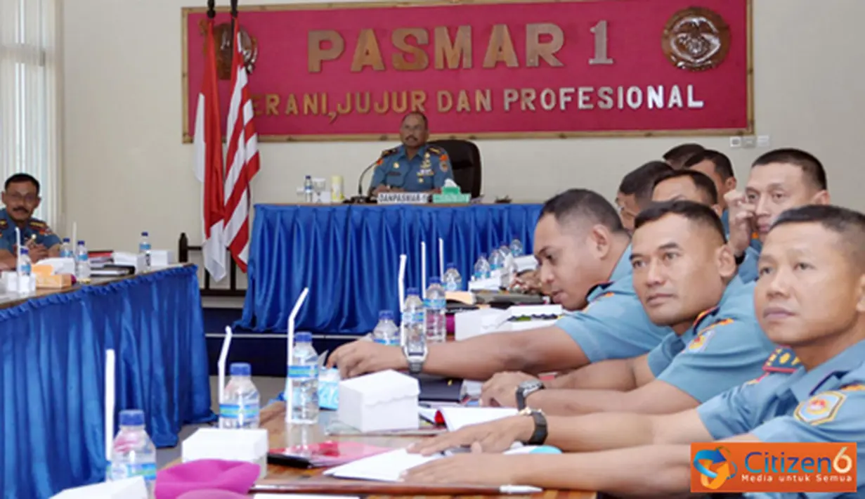 Citizen6, Sidoarjo: Komandan Pasmar-1 Kolonel Marinir R. Gatot Suprapto memimpin Rapat Komando (RAKO) Pasmar-1 di ruang rapat Mako Pasmar-1 Jalan Ahmad Yani No.1A Gedangan, Sidoarjo, Jumat (31/8). (Pengirim: Diyat Akmal)