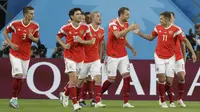 Para pemain Rusia merayakan kemenangan atas Mesir pada laga Grup A Piala Dunia di Stadion Krestovsky, St Petersburg, Selasa (19/6/2018). Rusia menang 3-1 atas Mesir. (AP/Gregorio Borgia)