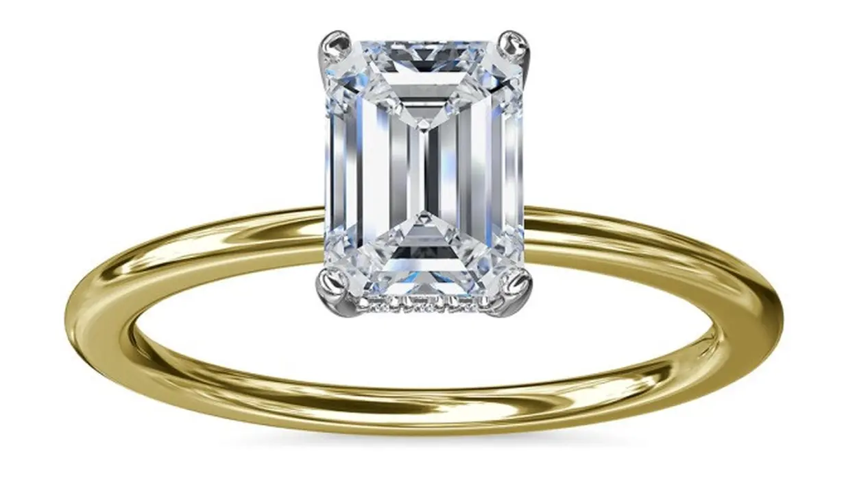 Cincin berlian berpotongan zamrud. Cincin ini paling sering dikenakan di tangan seseorang berselera pribadi yang kuat, seperti Kim Kardashian, Grace Kelly, dan Paris Hilton. Di luar desainnya yang modern dan apik, kelebihan cincin ini adalah memiliki ukuran yang lebih besar dan seringkali lebih murah daripada berlian bulat tradisional. Foto: StyleCaster.