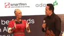 Kepala Badan Ekonomi Kreatif Triawan Munaf (kanan) berinteraksi dengan robot Sophia dalam dialog internasional CSIS di Hotel Borobudur, Jakarta, Selasa (17/9/2019). Kehadiran Sophia untuk menunjukkan agar manusia tak takut pada robot yang memiliki Artificial Intellegence. (merdeka.com/Iqbal Nugroho)