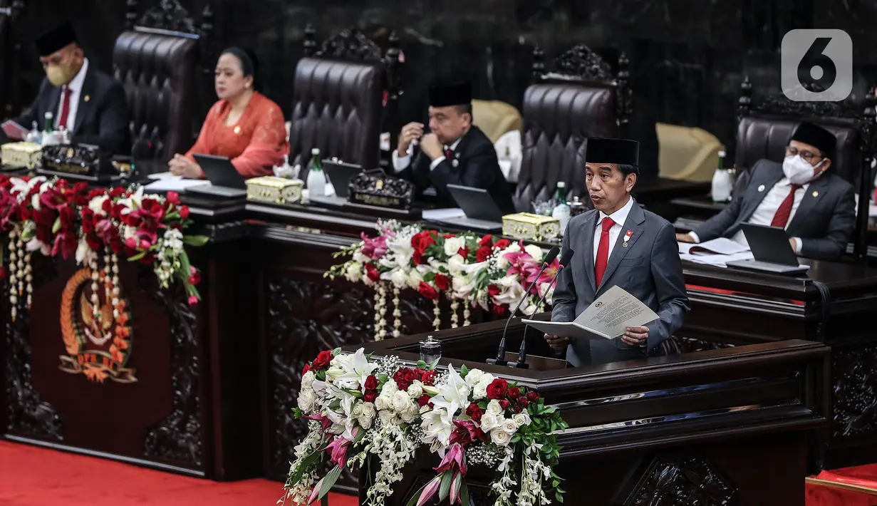 Presiden Joko Widodo menyampaikan pidato pengantar RUU APBN tahun anggaran 2023 beserta nota keuangannya pada rapat Paripurna DPR pembukaan masa persidangan I DPR tahun sidang 2022-2023 di Gedung Nusantara, Kompleks Parlemen, Senayan, Jakarta, Selasa (16/8/2022). Rapat kali ini berbeda dengan rapat sidang tahunan MPR RI pagi tadi, Presiden Jokowi hadir bersama Ma'ruf Amin dengan setelah jas yang rapi. (Liputan6.com/Johan Tallo)