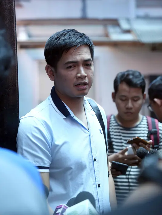 Tania bersama dua buah hatinya sekarang ini tinggal bersama orangtuanya. Saat dihubungi wartawan, Tania mengaku telah enam bulan pisah rumah. Bahkan, ia telah menunjuk kuasa hukum. (Nurwahyunan/Bintang.com)