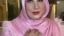 Untuk makeupnya, ia tampil bold dengan lipstik merah glossy dan blush on pink. Riasan mata yang on point dengan lensa kontak biru.  [@tasyiiathasyia]