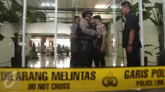 Petugas dari Polda Metro Jaya memasang garis polisi di lokasi ledakan di kantin Mal Alam Sutera, Tangerang, Banten, Rabu (28/10). Polda Metro Jaya memastikan sumber ledakan itu adalah bom rakitan dan berdaya ledak rendah. (Liputan6.com/Herman Zakharia)