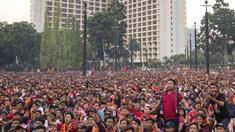 Lautan suporter Persija Jakarta, The Jakmania, memberi dukungan saat nonton bareng di Plaza Timur Senayan, Jakarta, Minggu (9/12). Persija juara Liga 1 setelah menang 2-1 atas Mitra Kukar. (Bola.com/Peksi Cahyo)