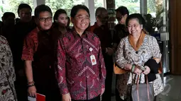Kepala Arsip Nasional RI Mustari Irawan (tengah) menyambut kedatangan Megawati, Jakarta, Selasa (26/5/2015). Megawati diundang untuk menjadi pembicara seminar internasional terkait KAA. (Liputan6.com/Johan Tallo)