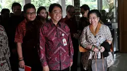 Kepala Arsip Nasional RI Mustari Irawan (tengah) menyambut kedatangan Megawati, Jakarta, Selasa (26/5/2015). Megawati diundang untuk menjadi pembicara seminar internasional terkait KAA. (Liputan6.com/Johan Tallo)
